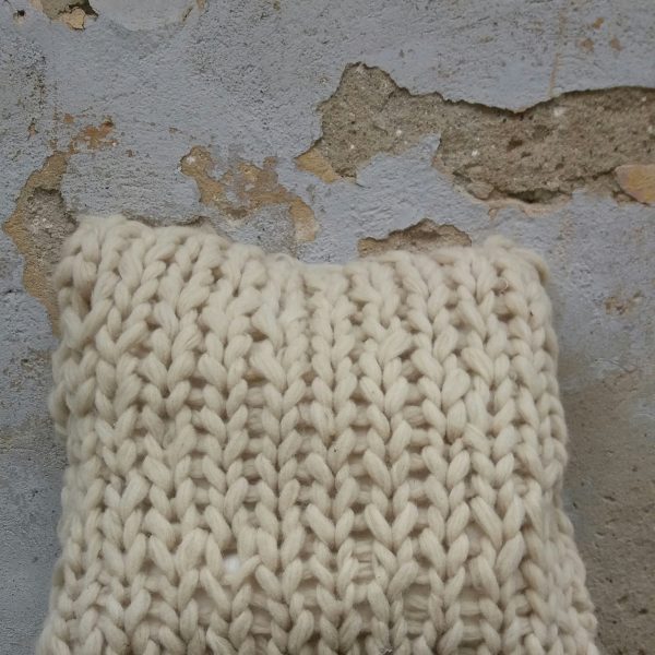 gebreid kussen van schapenwol - big knitted pillow from sheepswool