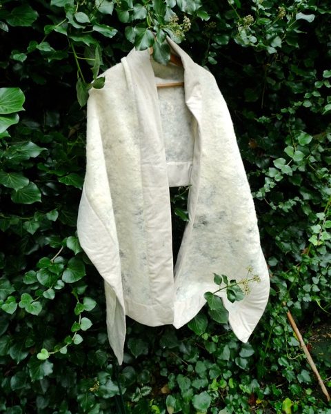vilten shawl, naturel wol met witte suede rand, felted scarf with hem from white suede