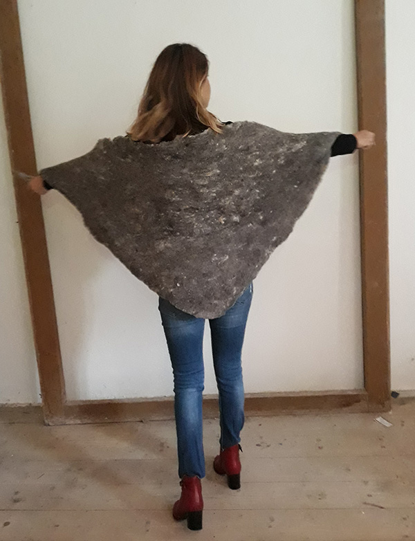 Driehoekige handgevilte shawl Hand-felted triangulary shaped shawl